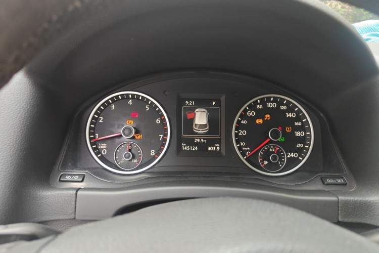 Used Volkswagen Tiguan 2015 1.8TSI Automatic Two-Wheel Drive Luxury Model Odometer Close Up