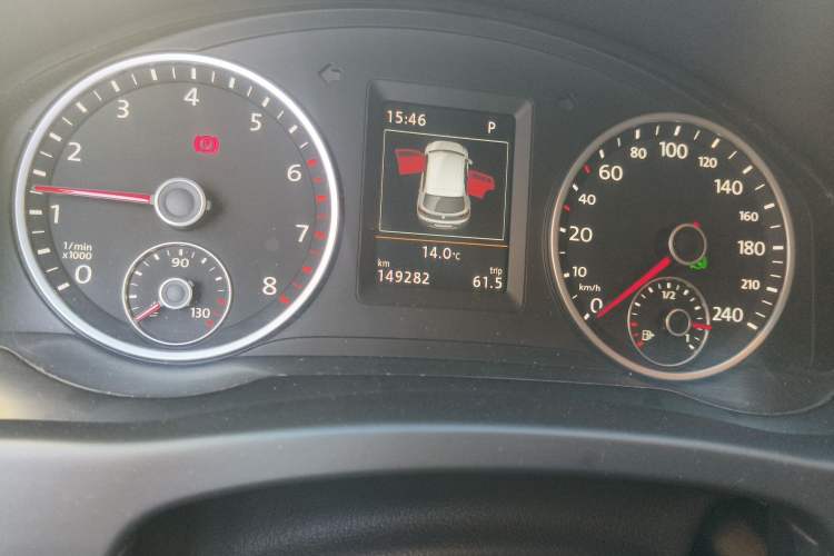 Used Volkswagen Tiguan 2015 1.8TSI Automatic Two-Wheel Drive Luxury Model Odometer Close Up