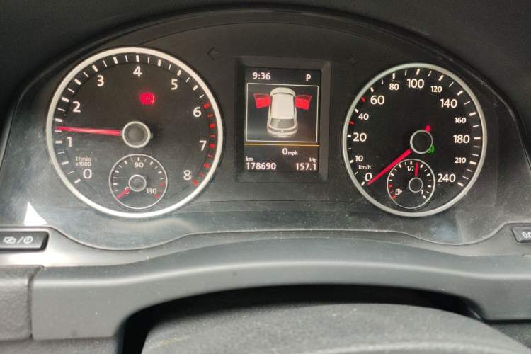 Used Volkswagen Tiguan 2015 1.8TSI Automatic Two-Wheel Drive Luxury Model Odometer Close Up