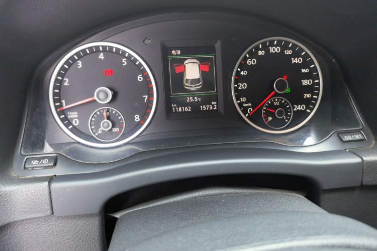Used Volkswagen Tiguan 2015 2.0 TSI Automatic All-Wheel Drive Flagship Edition Odometer Close Up