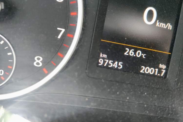 Used Volkswagen Tiguan 2015 1.8TSI Automatic All-Wheel-Drive Luxury Model Odometer Close Up