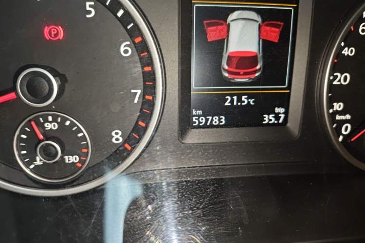 Used Volkswagen Tiguan 2015 2.0 TSI Automatic All-Wheel Drive Luxury Edition Odometer Close Up