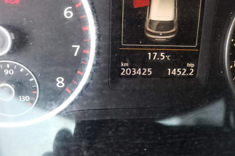 Used Volkswagen Tiguan 2015 1.8TSI Automatic Two-Wheel Drive Luxury Model Odometer Close Up