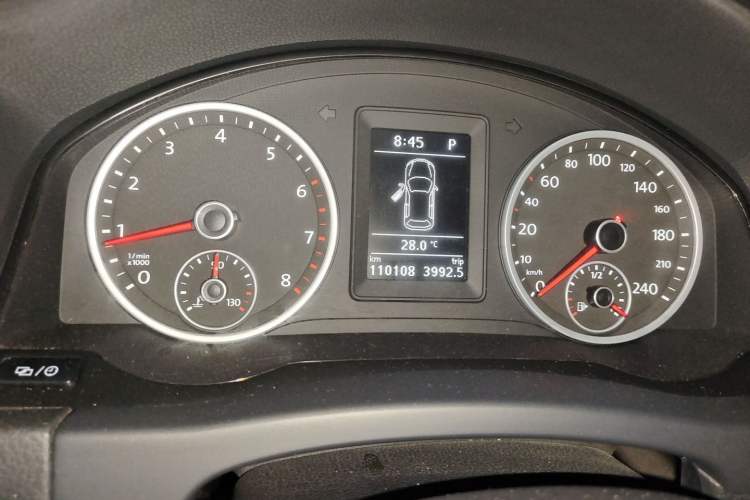Used Volkswagen Tiguan 2015 1.8TSI Automatic Two-Wheel Drive Trend Edition Odometer Close Up