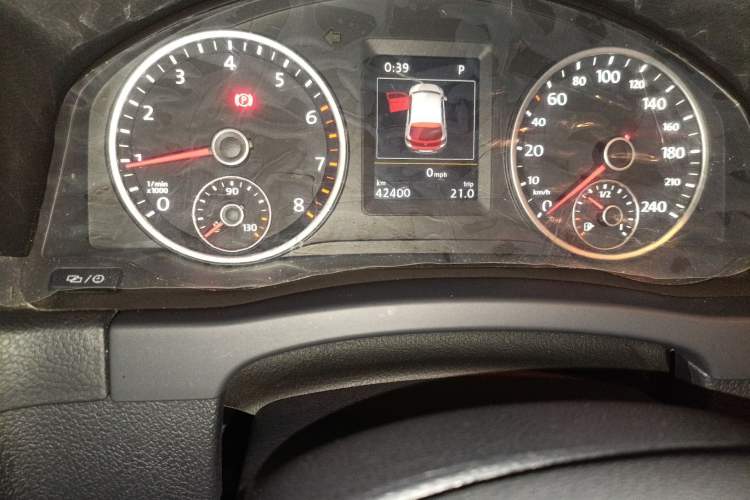 Used Volkswagen Tiguan 2015 2.0 TSI Automatic All-Wheel Drive Luxury Edition Odometer Close Up