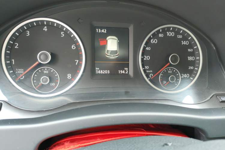 Used Volkswagen Tiguan 2015 1.8TSI Automatic Two-Wheel Drive Luxury Model Odometer Close Up