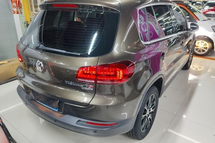 Used Volkswagen Tiguan 2015 1.8TSI Automatic All-Wheel-Drive Luxury Model Rear Right 45 Deg