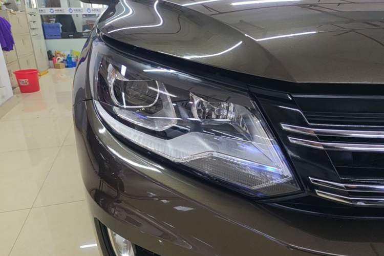Used Volkswagen Tiguan 2015 1.8TSI Automatic All-Wheel-Drive Luxury Model Right Front Headlight