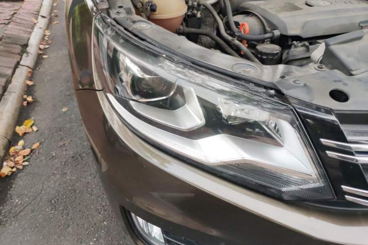 Used Volkswagen Tiguan 2015 1.8TSI Automatic All-Wheel Drive Comfort Edition Right Front Headlight