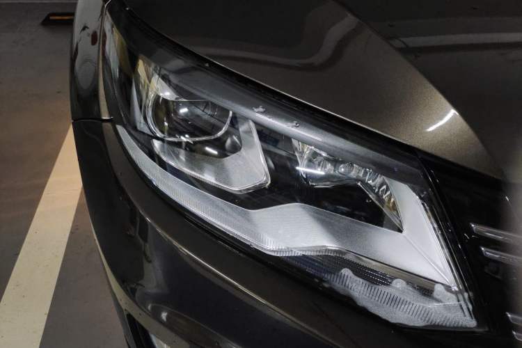 Used Volkswagen Tiguan 2015 2.0 TSI Automatic All-Wheel Drive Luxury Edition Right Front Headlight
