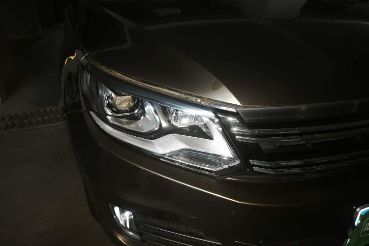 Used Volkswagen Tiguan 2015 1.8TSI Manual Two-Wheel Drive Fashion Edition Right Front Headlight