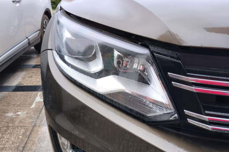 Used Volkswagen Tiguan 2015 1.8TSI Automatic Two-Wheel Drive Comfort Edition Right Front Headlight