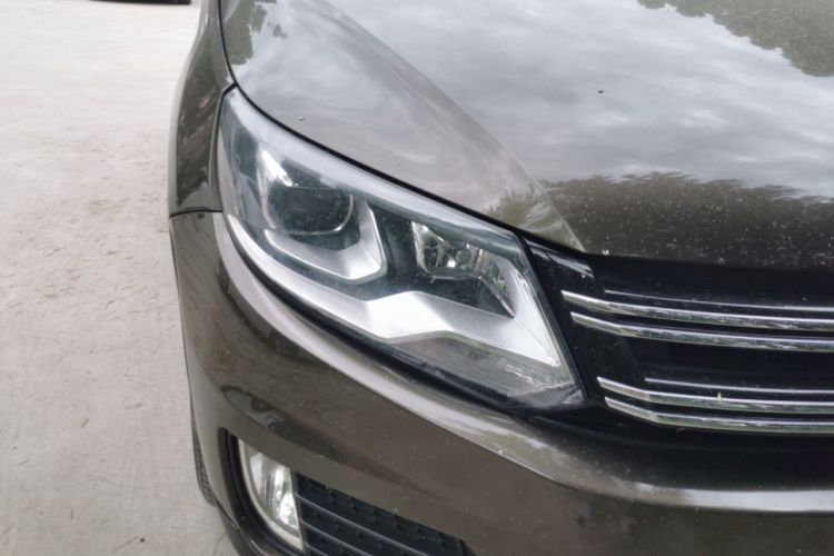 Used Volkswagen Tiguan 2015 1.8TSI Automatic All-Wheel-Drive Luxury Model Right Front Headlight