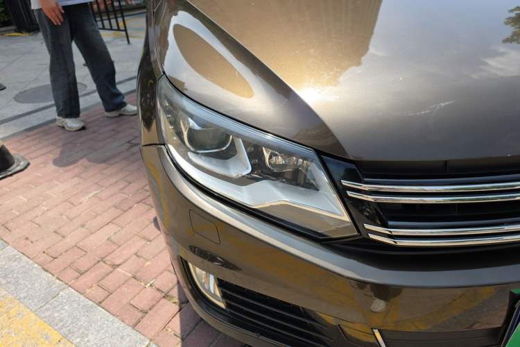 Used Volkswagen Tiguan 2015 1.8TSI Automatic All-Wheel-Drive Luxury Model Right Front Headlight