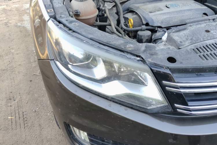 Used Volkswagen Tiguan 2015 1.8TSI Automatic All-Wheel-Drive Luxury Model Right Front Headlight