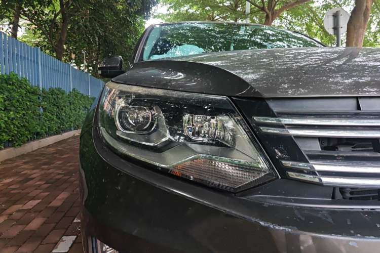 Used Volkswagen Tiguan 2015 1.8TSI Automatic All-Wheel-Drive Luxury Model Right Front Headlight