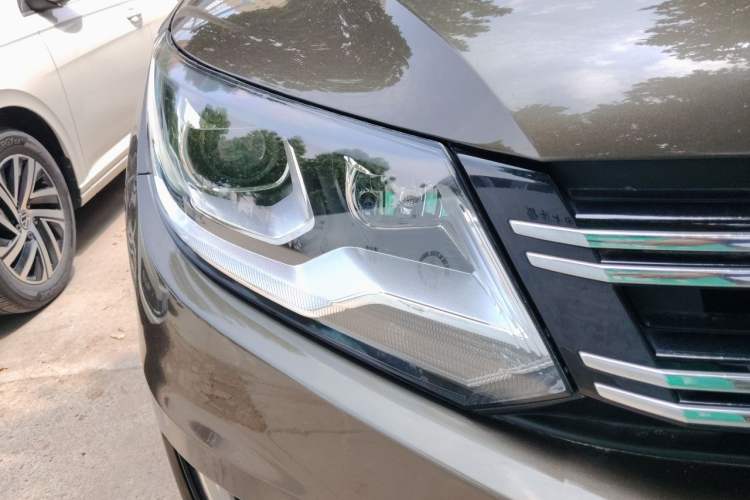 Used Volkswagen Tiguan 2015 1.8TSI Automatic All-Wheel-Drive Luxury Model Right Front Headlight