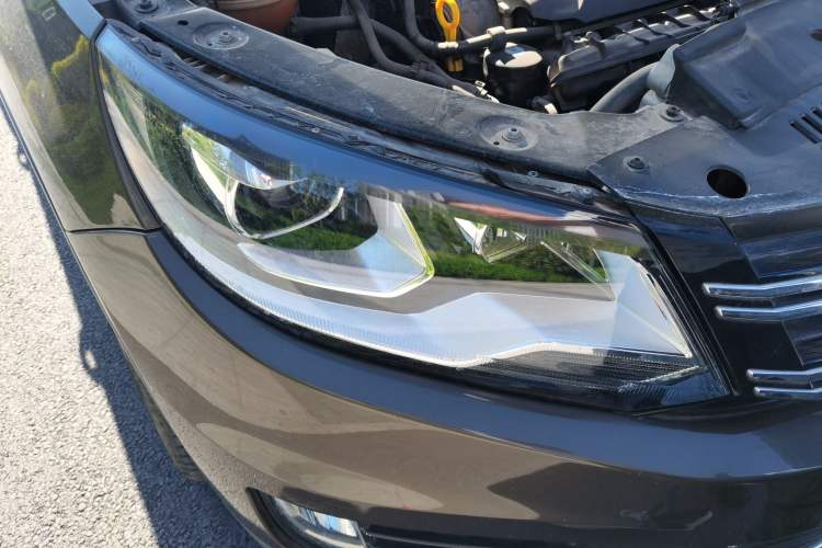 Used Volkswagen Tiguan 2015 1.8TSI Automatic Two-Wheel Drive Luxury Model Right Front Headlight
