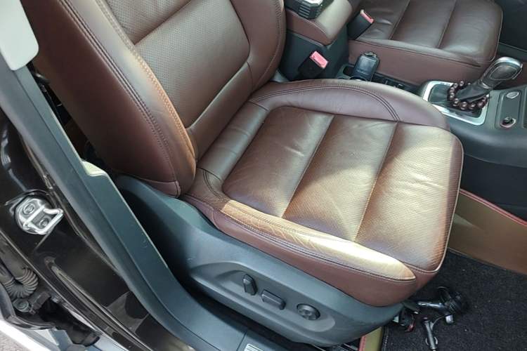 Used Volkswagen Tiguan 2015 1.8TSI Automatic All-Wheel-Drive Luxury Model Right Front Seat