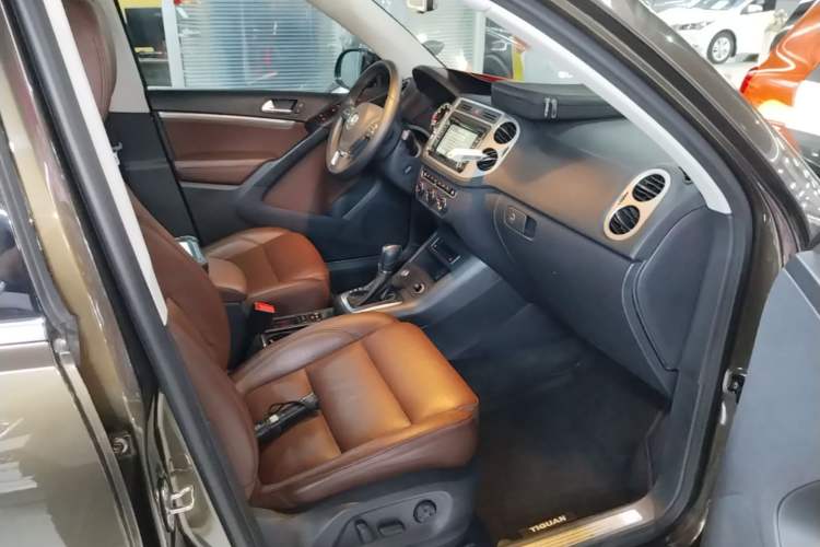 Used Volkswagen Tiguan 2015 1.8TSI Automatic All-Wheel-Drive Luxury Model Right Front Seat