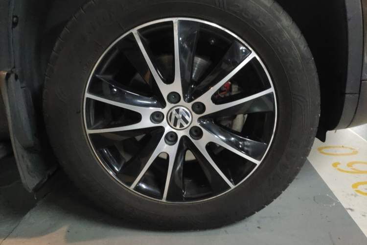 Used Volkswagen Tiguan 2015 2.0 TSI Automatic All-Wheel Drive Luxury Edition Right Front Wheel Hub