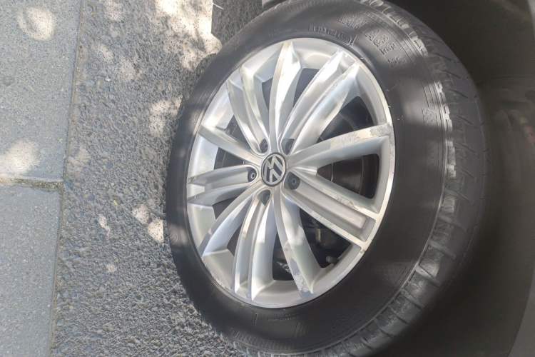 Used Volkswagen Tiguan 2015 2.0 TSI Comfort Edition Right Front Wheel Hub