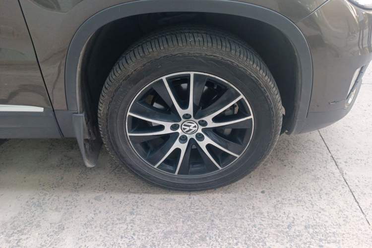 Used Volkswagen Tiguan 2015 1.8TSI Automatic All-Wheel-Drive Luxury Model Right Front Wheel Hub
