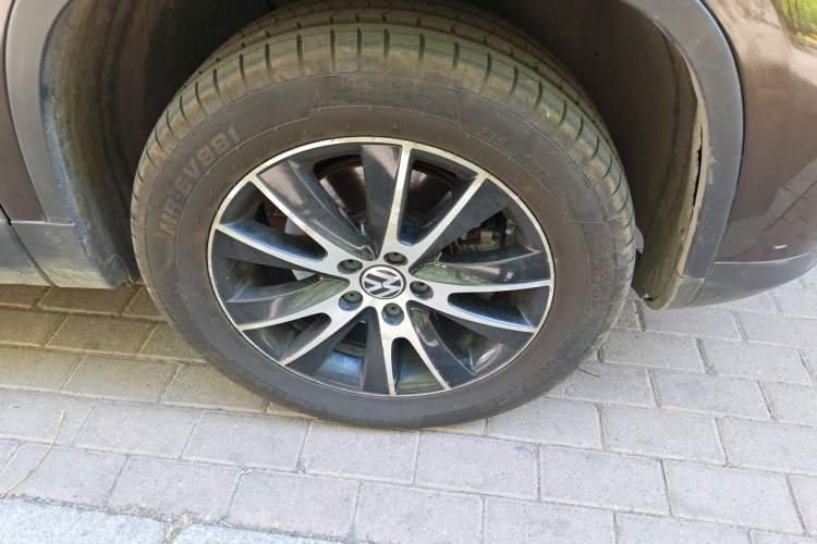 Used Volkswagen Tiguan 2015 2.0 TSI Automatic All-Wheel Drive Luxury Edition Right Front Wheel Hub