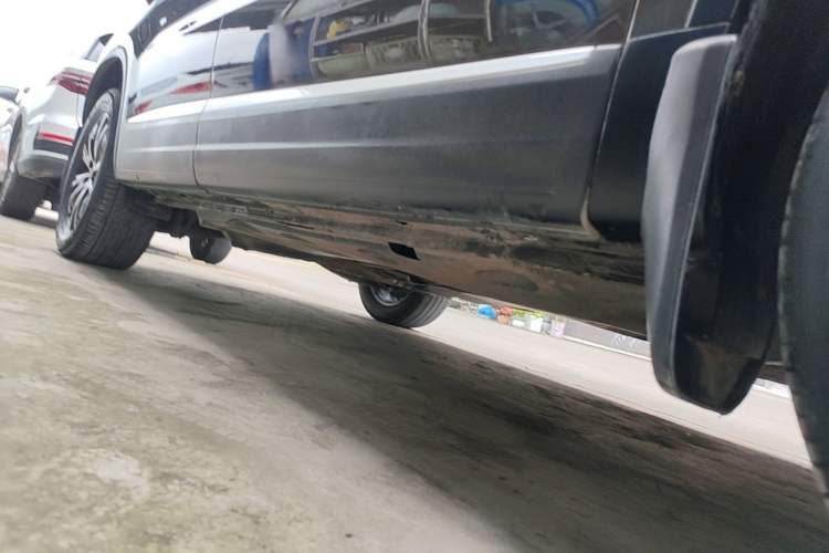 Used Volkswagen Tiguan 2015 2.0 TSI Automatic All-Wheel Drive Luxury Edition Right Side Sill