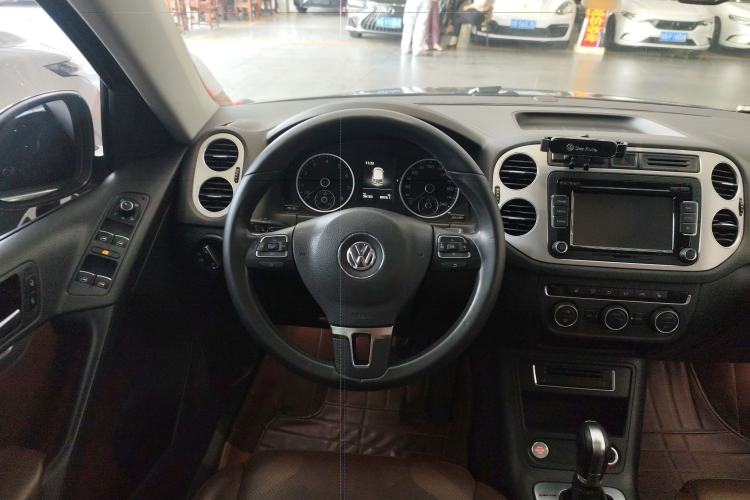 Used Volkswagen Tiguan 2015 2.0 TSI Automatic All-Wheel Drive Luxury Edition Steering Wheel