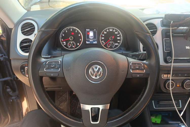 Used Volkswagen Tiguan 2015 1.8TSI Automatic Two-Wheel Drive Luxury Model Steering Wheel