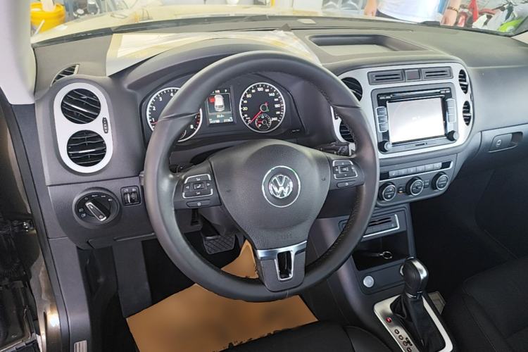 Used Volkswagen Tiguan 2015 1.8TSI Automatic Two-Wheel Drive Luxury Model Steering Wheel