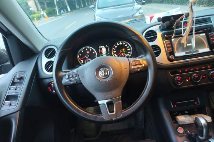 Used Volkswagen Tiguan 2015 1.8TSI Automatic Two-Wheel Drive Luxury Model Steering Wheel