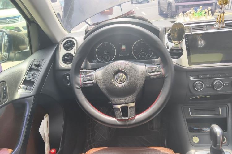 Used Volkswagen Tiguan 2015 1.8TSI Automatic Two-Wheel Drive Luxury Model Steering Wheel