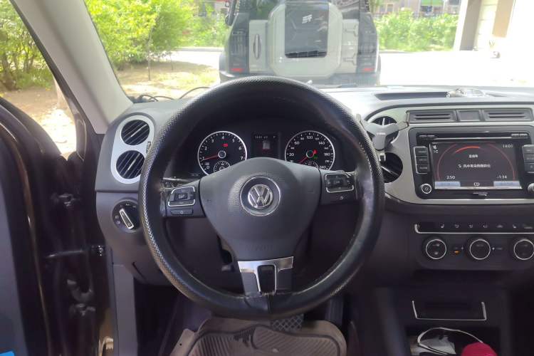 Used Volkswagen Tiguan 2015 1.8TSI Automatic Two-Wheel Drive Luxury Model Steering Wheel