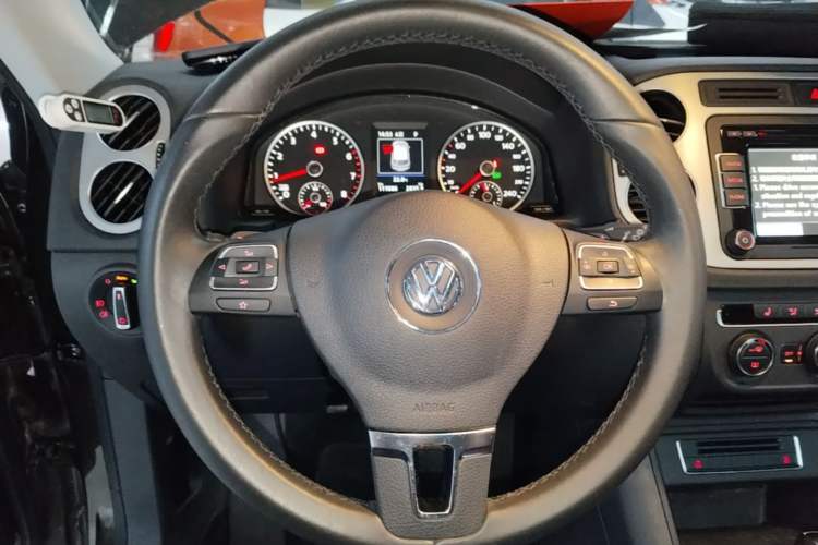 Used Volkswagen Tiguan 2015 1.8TSI Automatic All-Wheel-Drive Luxury Model Steering Wheel