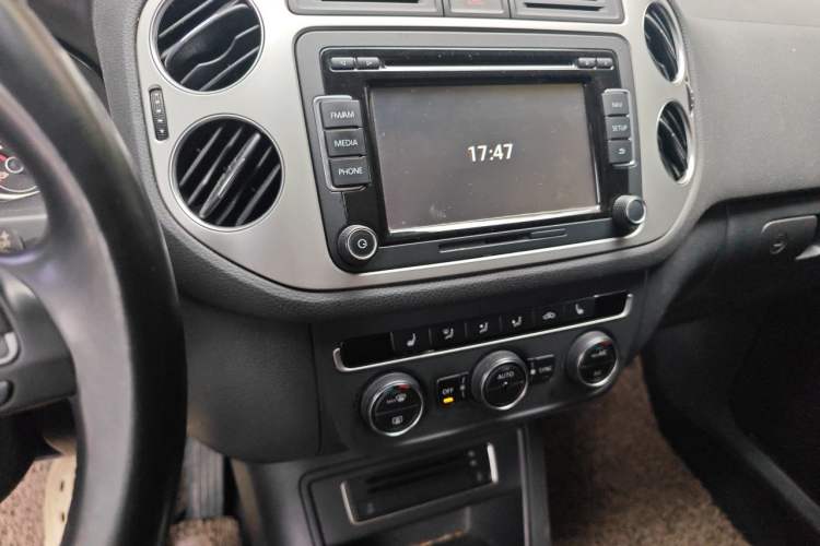 Used Volkswagen Tiguan 2015 1.8TSI Automatic Two-Wheel Drive Luxury Model Audio And AC Panel