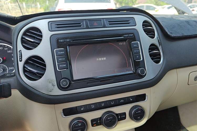 Used Volkswagen Tiguan 2015 2.0 TSI Automatic All-Wheel Drive Flagship Edition Audio And AC Panel