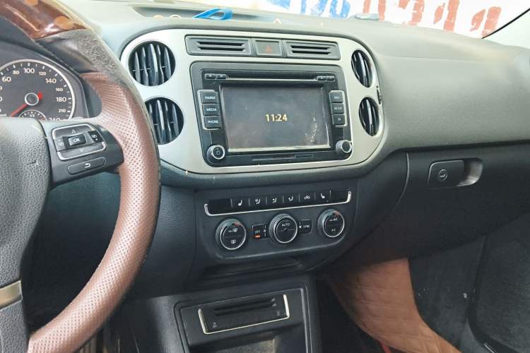Used Volkswagen Tiguan 2015 2.0 TSI Automatic All-Wheel Drive Luxury Edition Audio And AC Panel