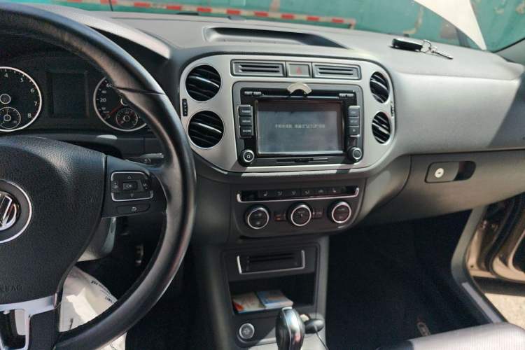 Used Volkswagen Tiguan 2015 1.8TSI Automatic All-Wheel-Drive Luxury Model Audio And AC Panel