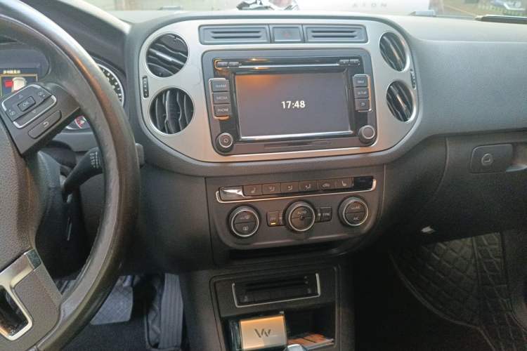 Used Volkswagen Tiguan 2015 1.8TSI Automatic Two-Wheel Drive Luxury Model Audio And AC Panel
