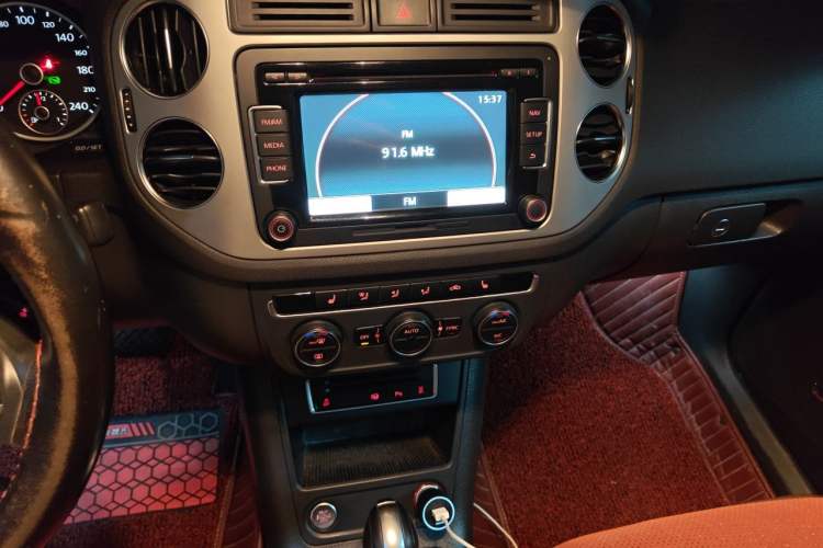 Used Volkswagen Tiguan 2015 2.0 TSI Automatic All-Wheel Drive Flagship Edition Audio And AC Panel