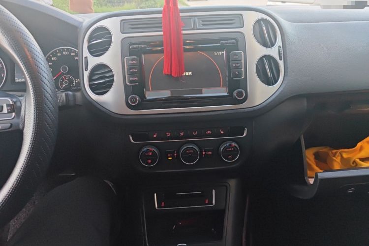 Used Volkswagen Tiguan 2015 1.8TSI Automatic All-Wheel-Drive Luxury Model Audio And AC Panel