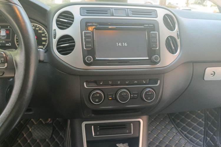 Used Volkswagen Tiguan 2015 1.8TSI Automatic Two-Wheel Drive Luxury Model Audio And AC Panel