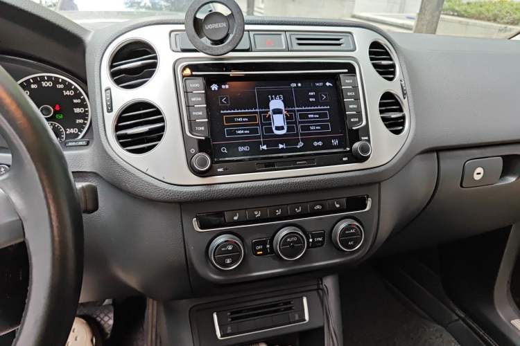 Used Volkswagen Tiguan 2015 1.8TSI Automatic All-Wheel-Drive Luxury Model Audio And AC Panel