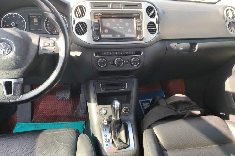 Used Volkswagen Tiguan 2015 1.8TSI Automatic All-Wheel-Drive Luxury Model Audio And AC Panel