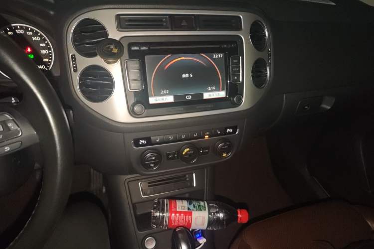 Used Volkswagen Tiguan 2015 1.8TSI Automatic All-Wheel-Drive Luxury Model Audio And AC Panel