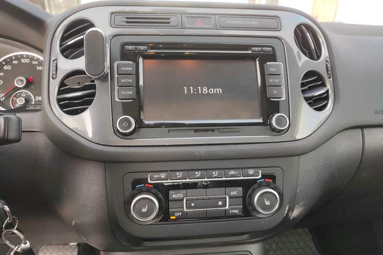 Used Volkswagen Tiguan 2015 2.0 TSI Comfort Edition Audio And AC Panel