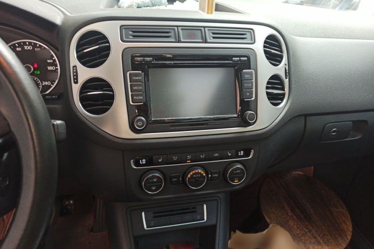 Used Volkswagen Tiguan 2015 1.8TSI Automatic All-Wheel-Drive Luxury Model Audio And AC Panel