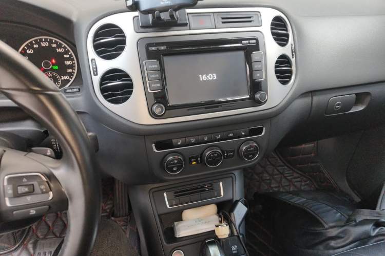 Used Volkswagen Tiguan 2015 1.8TSI Automatic Two-Wheel Drive Luxury Model Audio And AC Panel